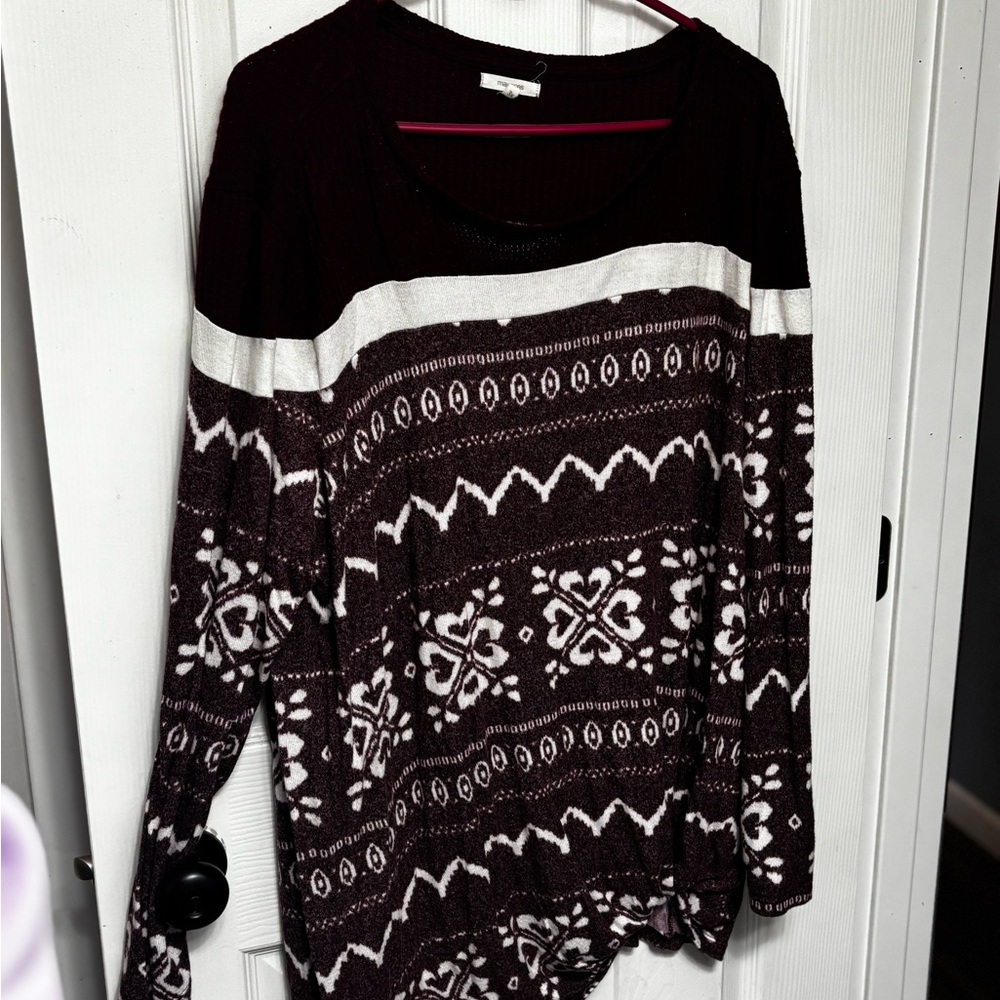 Women's Black and White Patterned Top